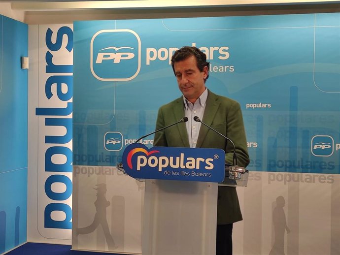 El presidente del PP balear, Biel Company, en una rueda de prensa en la sede de la formación.