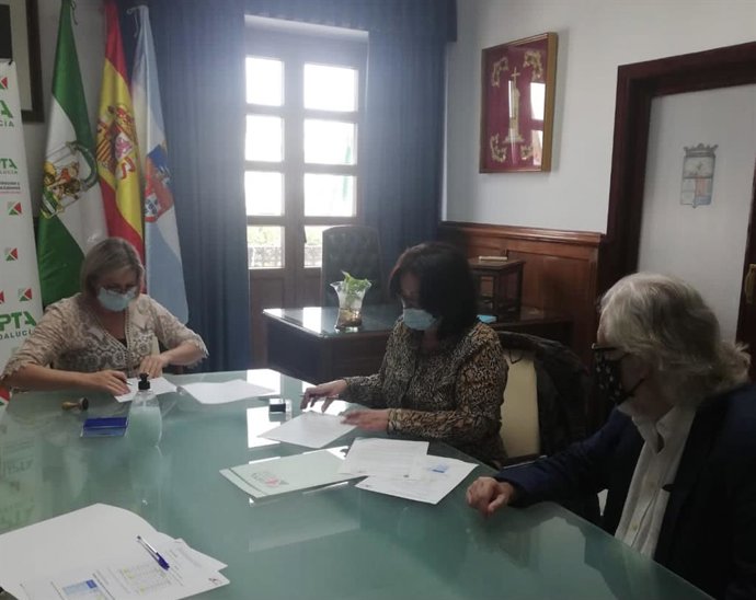 Firma del convenio entre UPTA y Villanueva del Ariscal