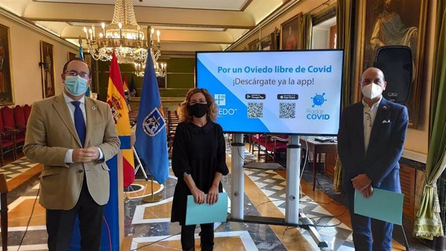 El concejal de Interior del Ayuntamiento de Oviedo, Mario Arias, presenta la campaña para la instalación de la aplicación Radar Covid junto a trabajadores municipales.