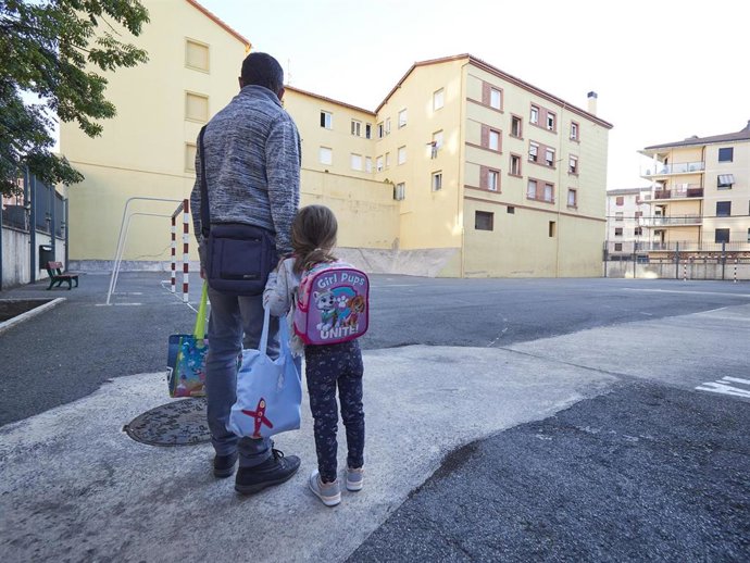 Un padre frente a las puertas del Colegio Público Víctor Pradera en el primer día de colegio del curso escolar 2020-2021en Pamplona, Navarra (España)