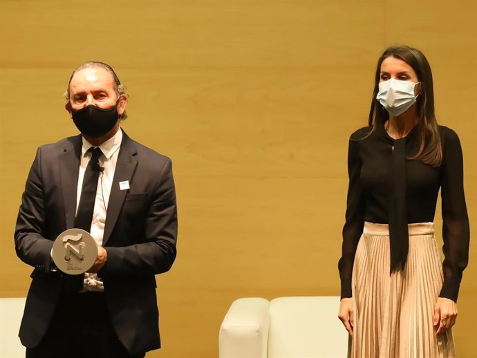 Custo Dalmau ha recibido el Premio Nacional de la Moda de manos de la Reina Letizia