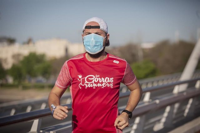 Un corredor con mascarilla en el primer día en que el Gobierno permite salir a hacer deporte de forma individual