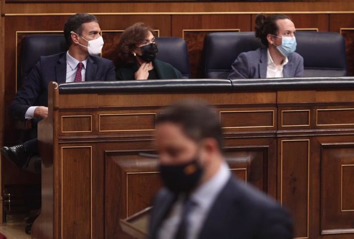 El presidente de Vox, Santiago Abascal, pasa por delante del presidente del Gobierno, Pedro Sánchez; la vicepresidenta primera, Carmen Calvo; y el vicepresidente segundo del Gobierno, Pablo Iglesias