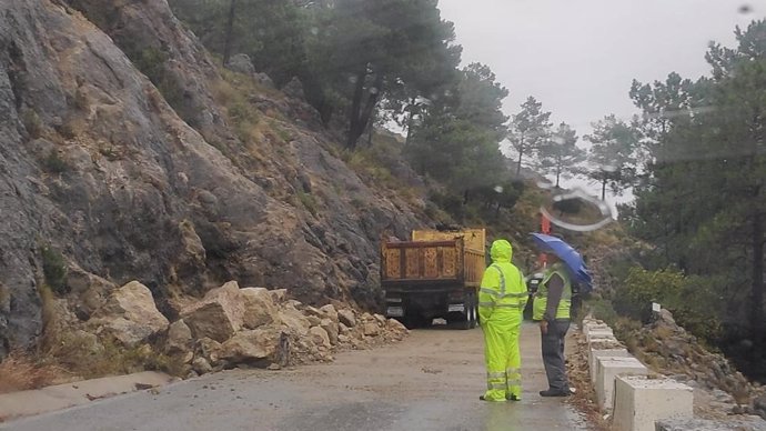 Desprendimiento de rocas en la carretera de Las Palomas entre Grazalema y Zahara