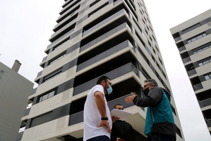 Imatge de dos dels vens afectats davant l'edifici explicat el cas als periodistes el 22 d'octubre de 2020. (Horitzontal)