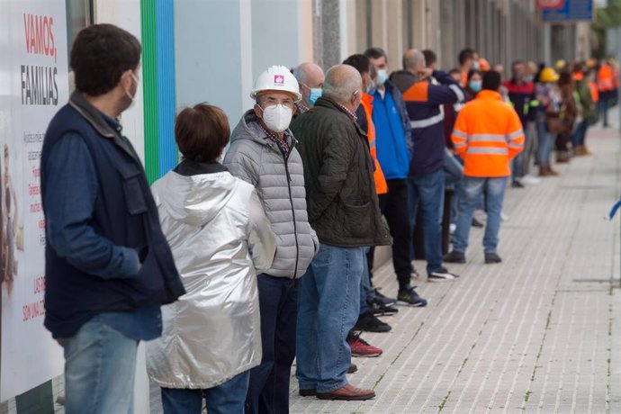 Trabajadores de Alcoa se concentran en una fila junto a la oficina del INEM de Burela para visibilizar lo que serían más de 1000 solicitantes de empleo en la comarca de A Mariña, en Burela, Lugo, Galicia (España) a 22 de octubre de 2020. 