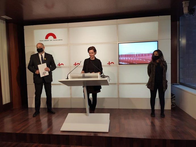 El portaveu de JxCat al Parlament, Eduard Pujol, la d'ERC, Anna Caula, i la diputada de la CUP Maria Sirvent.