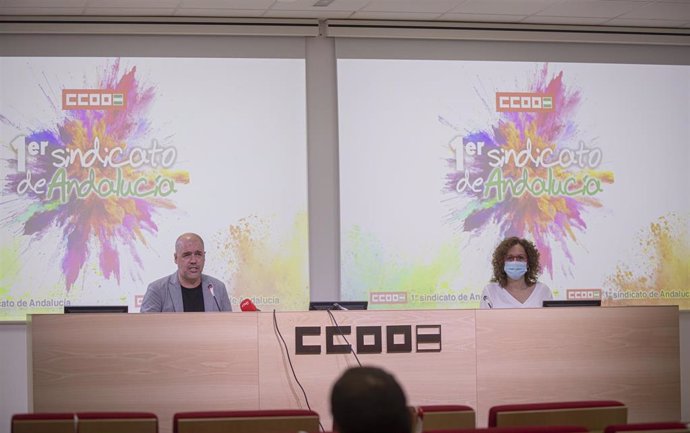 El secretario general de CCOO, Unai Sordo, y la secretaria general de CCOO-A, Nuria López, este jueves en rueda de prensa en Sevilla.