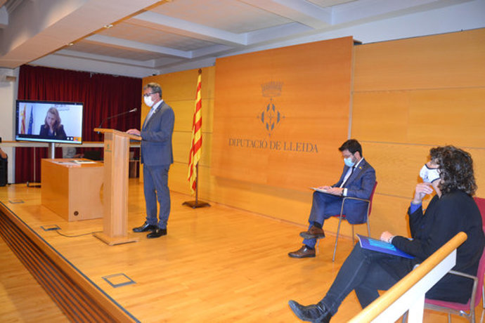 Imatge de la intervenció del president de la Diputació de Lleida, Joan Talarn, sota la mirada del vicepresident del Govern, Pere Aragons, i de la consellera d'Agricultura, Teresa Jord, el 22 d'octubre del 2020. (Horitzontal)