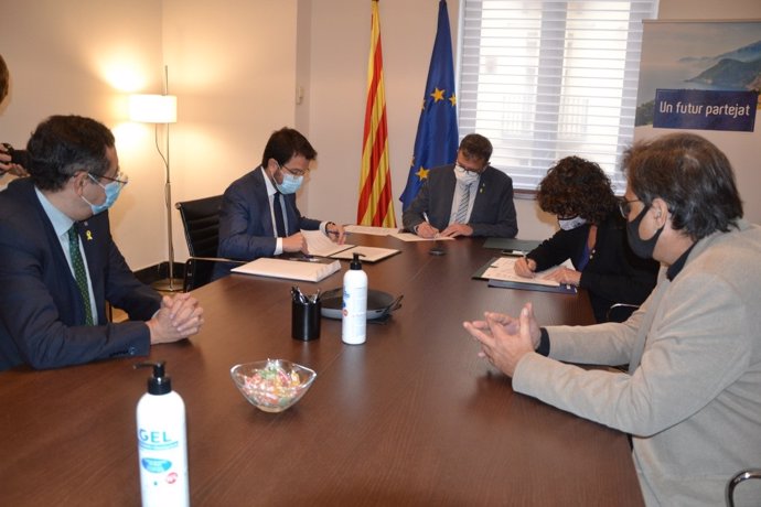 Pere Aragons, Teresa Jord y Joan Talarn han firmado este jueves un convenio en la Diputación de Lleida