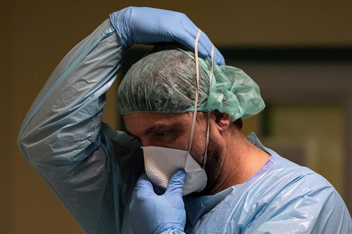 Un médico se ajusta la mascarilla en un hospital de Praga