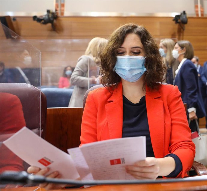 La presidenta de la Comunidad de Madrid, Isabel Díaz Ayuso, antes de una sesión de control al Gobierno en la Asamblea de Madrid (España), a 22 de octubre de 2020. Durante el pleno, el Ejecutivo madrileño responderá, entre otras, a cuestiones relacionada