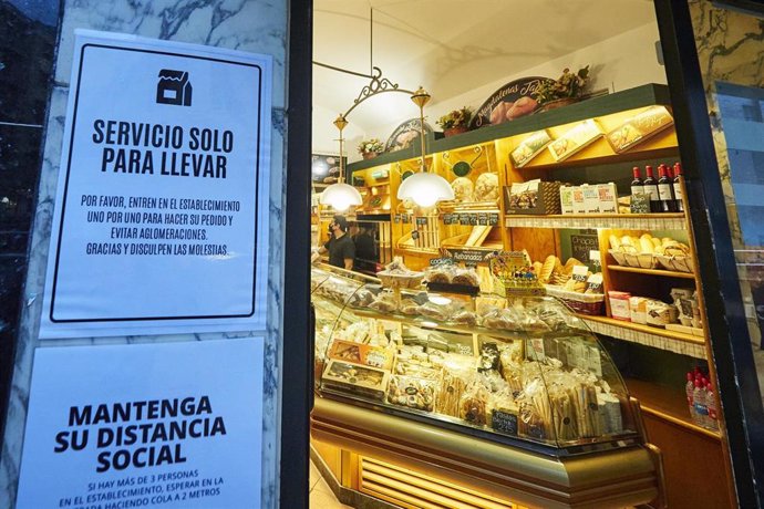 Cartel en la entrada a la Cafetería Taberna de Pamplona en el que se indica que se lee 'Servicio solo para llevar', el día en el que han entrado en vigor las nuevas restricciones en Navarra 
