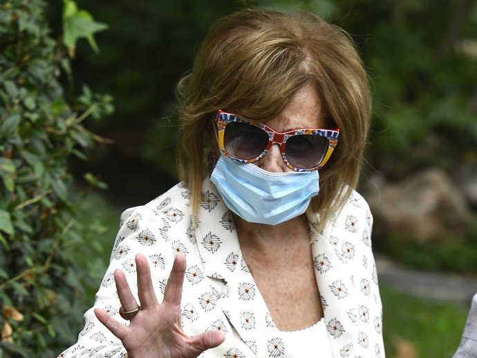 María Teresa Campos, con unas coloridas gafas de sol que ya le hemos visto en más ocasiones