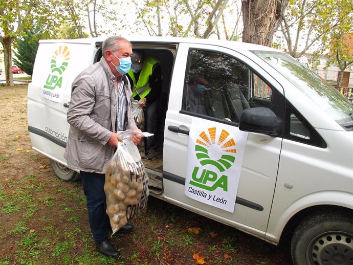 Aurelio González ayuda a descargar las patatas donadas por UPA.