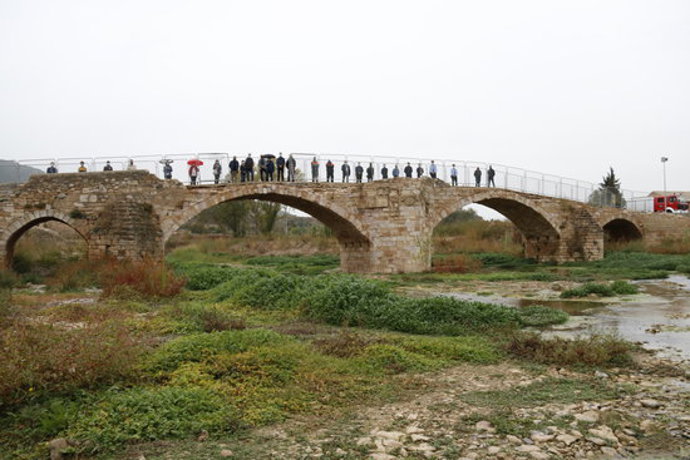 Pla general d'alcaldes, cossos de seguretat i voluntaris dalt del pont Vell de Montblanc, assistents en un acte commemoratiu per l'aniversari de la riuada a la Conca. Imatge del 22 d'octubre del 2020. (Horitzontal)