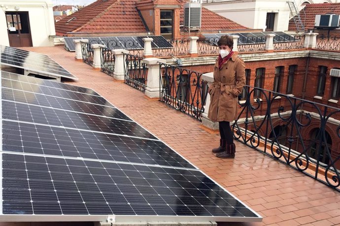 La conceja de Medio Ambiente y Sostenibilidad, María Sánchez, junto a las placas fotovoltaicas que coronan el Ayuntamiento.
