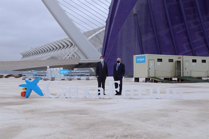 El presidente de la Generalitat Valenciana, Ximo Puig (i); y el presidente de la Fundación Bancaria "la Caixa", Isidro Fainé (d); posan en una fotografía durante su visita a las obras del nuevo CaixaForum Valencia del edificio Ágora, en Valencia.