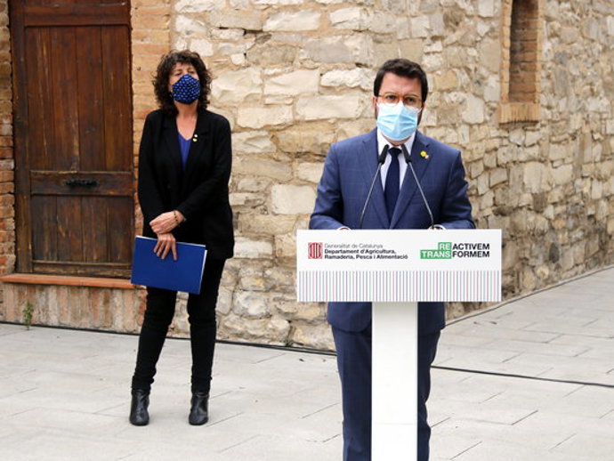 Pla mitj del vicepresident amb funcions de president, Pere Aragons, i de la consellera d'Agricultura, Teresa Jord, durant l'atenció als mitjans de comunicació a l'exterior de la Casa Canal de Mollerussa, el 22 d'octubre de 2020. (Horitzontal)
