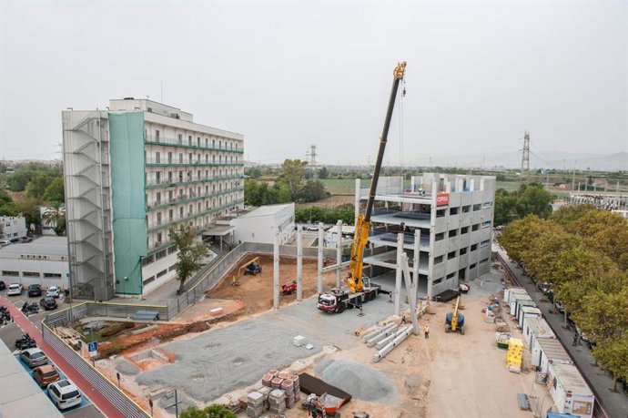 Obras para la construcción del nuevo espacio polivalente del Hospital de Bellvitge (L'Hospitalet de Llobregat, Barcelona), que acogerá las urgencias por Covid-19 y hasta 64 camas.