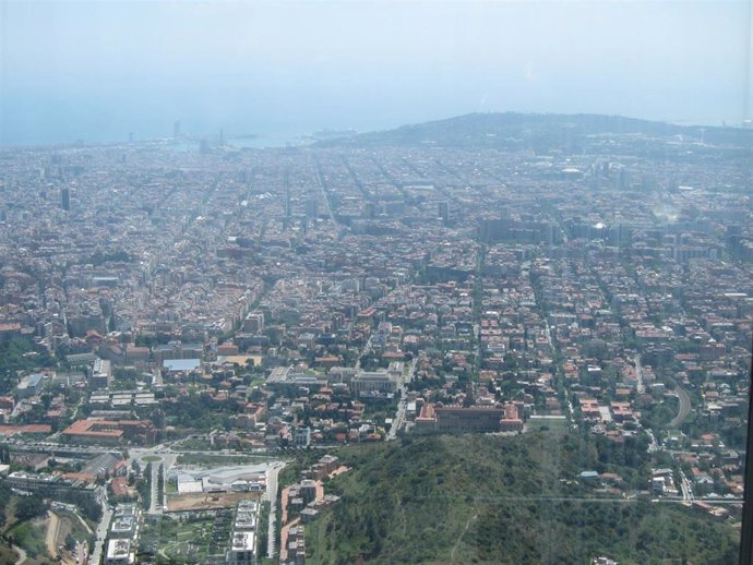 Vista de la ciudad de Barcelona desde la sierra de Collserola, en un día de alta contaminación.