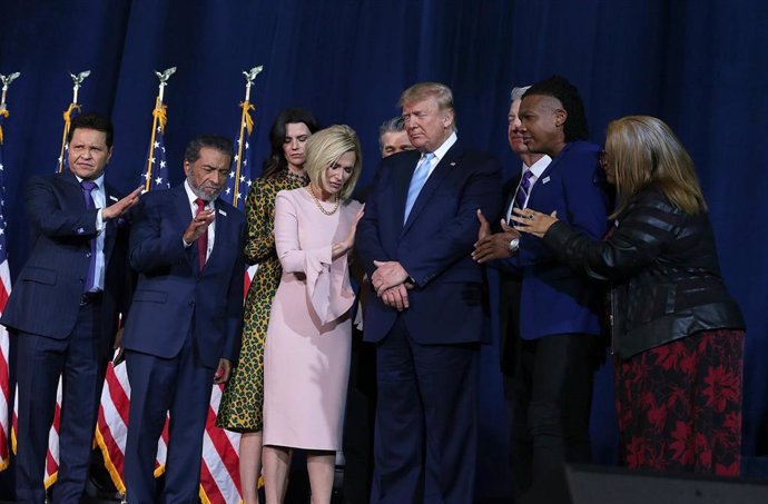 Un grupo de líderes evangélicos bendice a Trump durante un acto en Florida