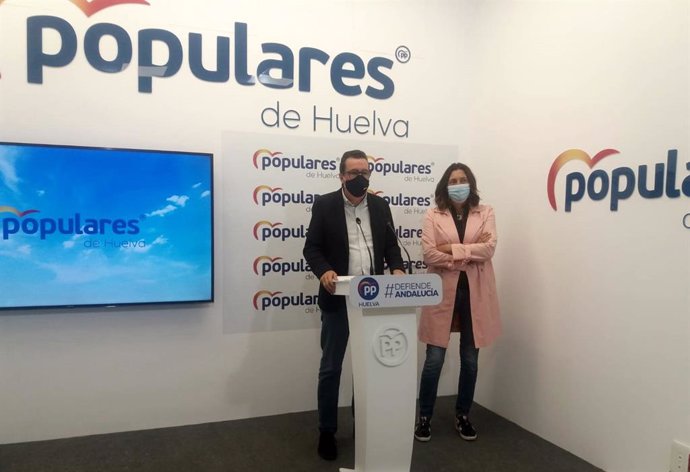 La secretaria general del PP-A, Lóles López, en rueda de prensa junto al presidente del PP de Huelva, Manuel Andrés González.