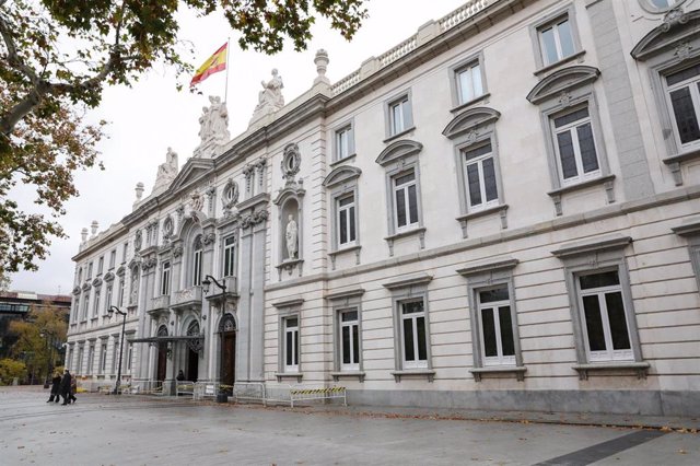 Fachada del edificio del Tribunal Supremo con la bandera española en lo alto.