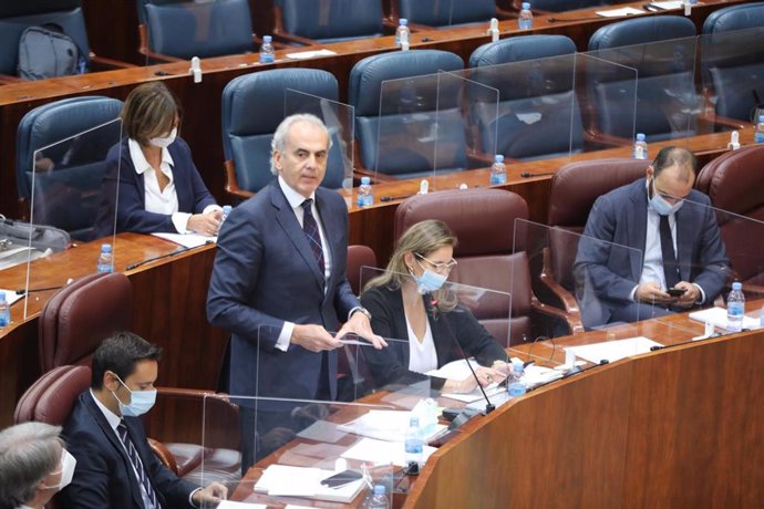 El consejero de Sandidad de la Comunidad de Madrid, Enrique Ruiz Escudero, interviene durante una sesión de control al Gobierno en la Asamblea de Madrid (España), a 22 de octubre de 2020. Durante el pleno, el Ejecutivo madrileño responderá, entre otras,