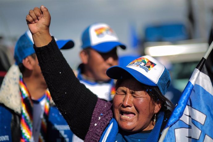 Simpatizantes del MAS celebran lo resultados electorales en Bolivia