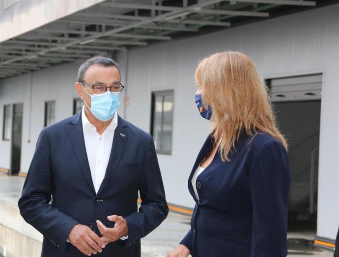 El presidente de la Diputación de Huelva, Ignacio Caraballo, junto a Pilar Miranda. 