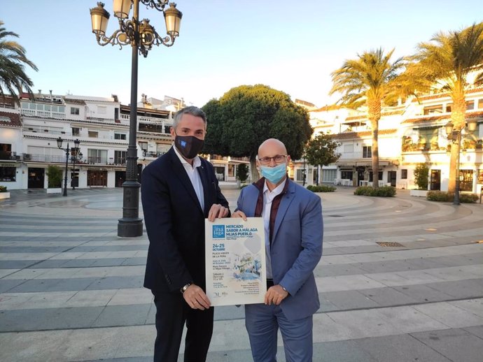 El vicepresidente de la Diputación, Juan Carlos Maldonado, conel concejal de Turismo de Mijas, José Carlos Martín, y el cartel del mercado Sabor a Málaga