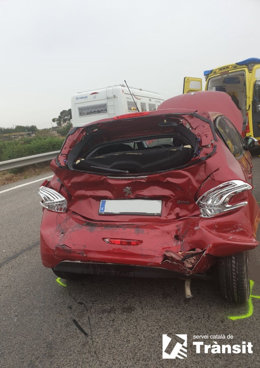 Imatge d'un autombil sinistrat a l'AP-7, a Vila-seca, en un accident que ha causat una víctima mortal el 22 d'octubre del 2020. Pla general. (Vertical)