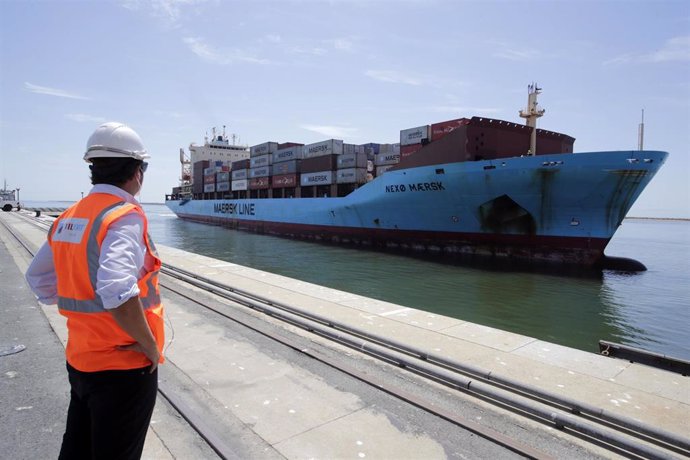 Un buque de la naviera Maersk realiza sus maniobras de atraque en el puerto de Huelva.