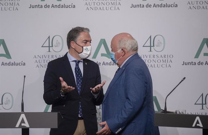 El consejero de Salud y Familias, Jesús Aguirre (d) y el consejero de Presidencia, y portavoz de la Junta, Elías Bendodo (i); comparecen en rueda de prensa posterior al Consejo de Gobierno de la Junta de AndalucíaEn Sevilla (Andalucía, España)