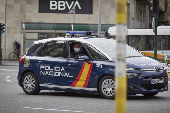 Un vehículo de la Policía Nacional patrulla por una céntrica calle de Pamplona