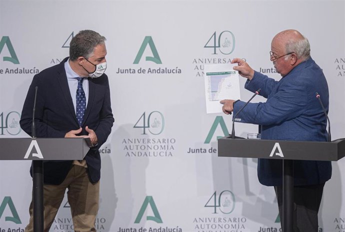 El consejero de Salud y Familias, Jesús Aguirre (d) y el consejero de Presidencia, y portavoz de la Junta, Elías Bendodo (i); comparecen en rueda de prensa posterior al Consejo de Gobierno de la Junta de AndalucíaEn Sevilla (Andalucía, España), a 22 de 