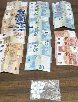 Dinero y droga incautados por la Policía Nacional durante una detención en Mieres