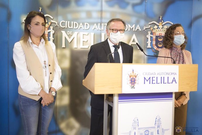 El presidente de Melilla, Eduardo de Castro, con las dos vicepresidentas