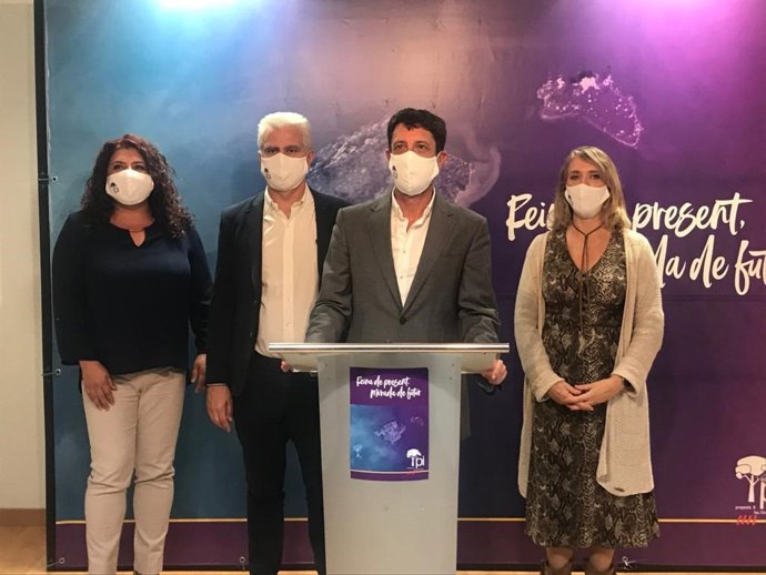 El presidente de El PI-Proposta per les Illes Balears, Antoni Amengual, junto a otros cargos de la formación.