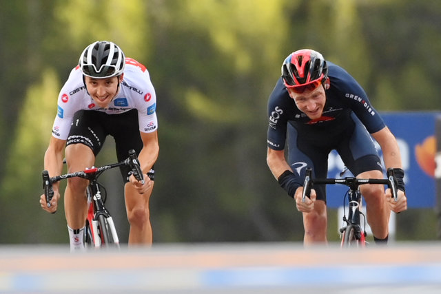 Jai Hindley (L) of team Sunweb sprints past Tao Geoghegan Hart of team Ineos Grenadiers to win the 18th stage of the Giro d'Italia 2020 cycling race, 207 km from Pinzolo to Laghi di Cancano. Photo: Gian Mattia D'alberto/LaPresse via ZUMA Press/dpa
