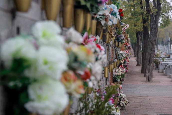 Nichos con flores en el Cementerio de la Almudena de Madrid.