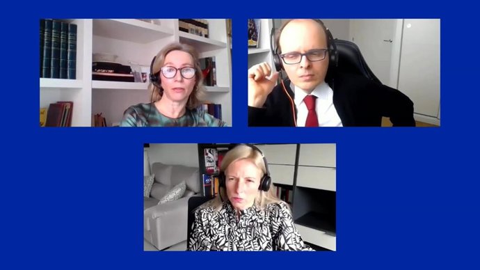 Maria Cabanyes, Senior Vicepresident Emea Banking Moody's (Izq);  Pepa Mori, Viceprsient Senior Credit Officer Emea Banking Moody's (Abajo); José de León, Seior Vice President Moody's (Der).