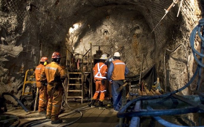 Colombia.- Continúan los trabajos para rescatar a tres mineros atrapados tras un