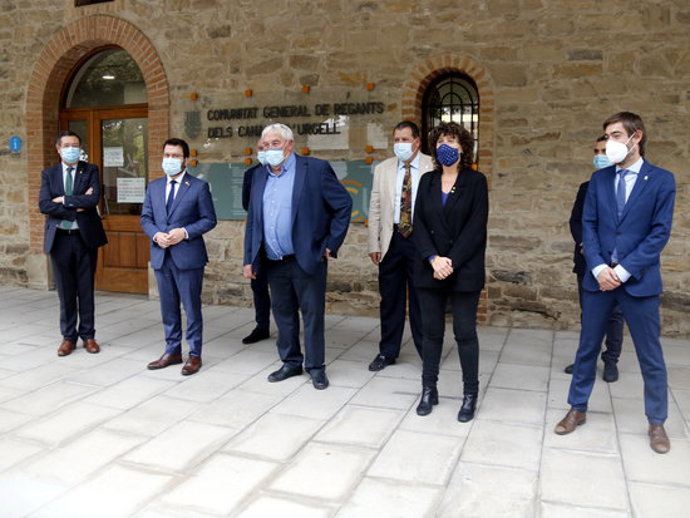 Pla general del vicepresident, Pere Aragons, i de la consellera d'Agricultura, Teresa Jord, amb el president de la Comunitat General de Regants dels Canals d'Urgell, Amadeu Ros, i altres representats institucionals, el 22 d'octubre de 2020.(Horitzonta