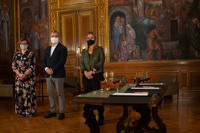Montserrat Ballarín, Jaume Collboni i Eva Menor signen l'acord de collaboració entre l'Ajuntament, la Diputació i l'AMB