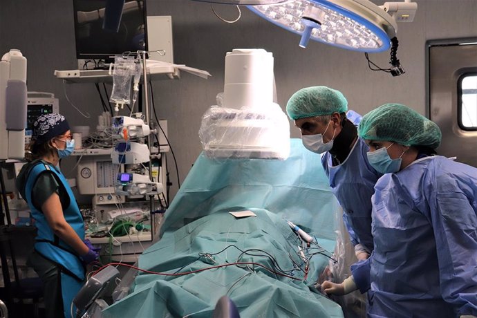 Profesionales de la Unidad de Arritmias y Marcapasos del Hospital Juan Ramón Jiménez (Huelva) aplican la técnica en un paciente con insuficiencia cardiaca.