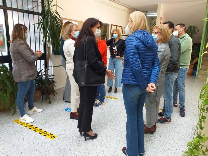 La delegada de Educación y Deporte en Huelva, Estela Villalba, durante su visita al CEIP José Nogales de Valverde del Camino (Huelva).