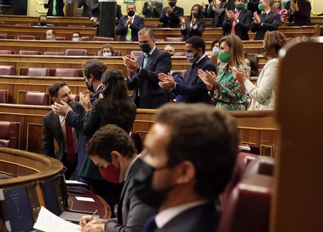 El líder de VOX, Santiago Abascal, es aplaudido tras su intervención por diputados de su partido