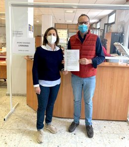 Los concejales, Carlos Anguís y Juani Moreno, con el escrito registrado y dirigido a la Junta de Andalucía